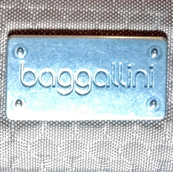 Smooth, Bubble Pattern Wristlet Clutch - Picture 14 of 16